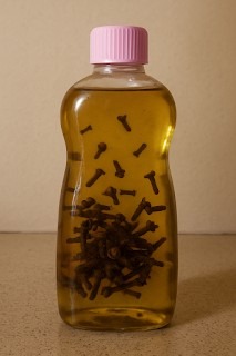 Aggiungi chiodi di garofano all'olio per bambini e guarda cosa succede: 11 validi motivi per usarlo ogni giorno