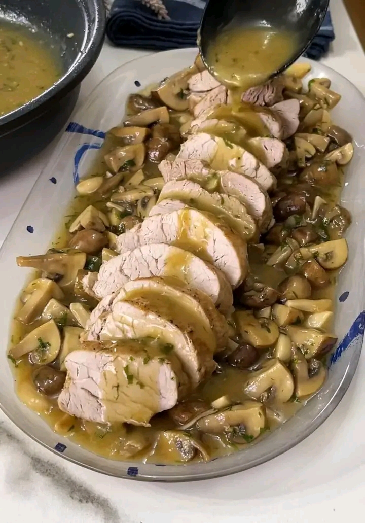 Filetto di maiale al vino con i funghi, un secondo piatto tenero e prelibato con un trucchetto per addensare la salsa. Qua la ricetta