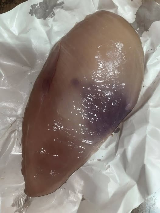 Perché c’è una macchia viola sul mio petto di pollo?