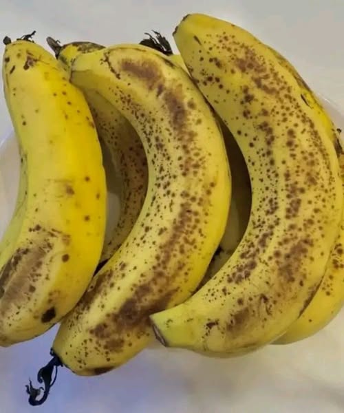 I medici rivelano che mangiare banane la sera porta incredibili benefici
