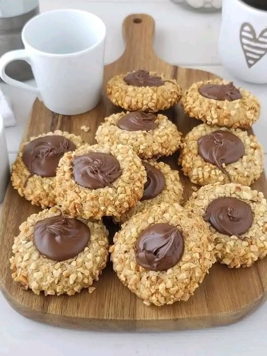 Hazelnut thumbprint cookies, biscotti con impronta alle nocciole