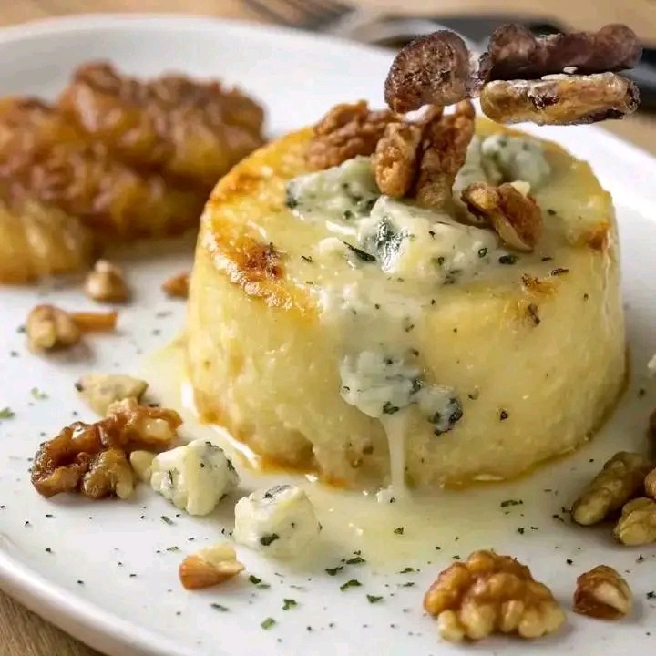 Mezze Maniche con Pesce Spada, Gamberi e Pomodorini 