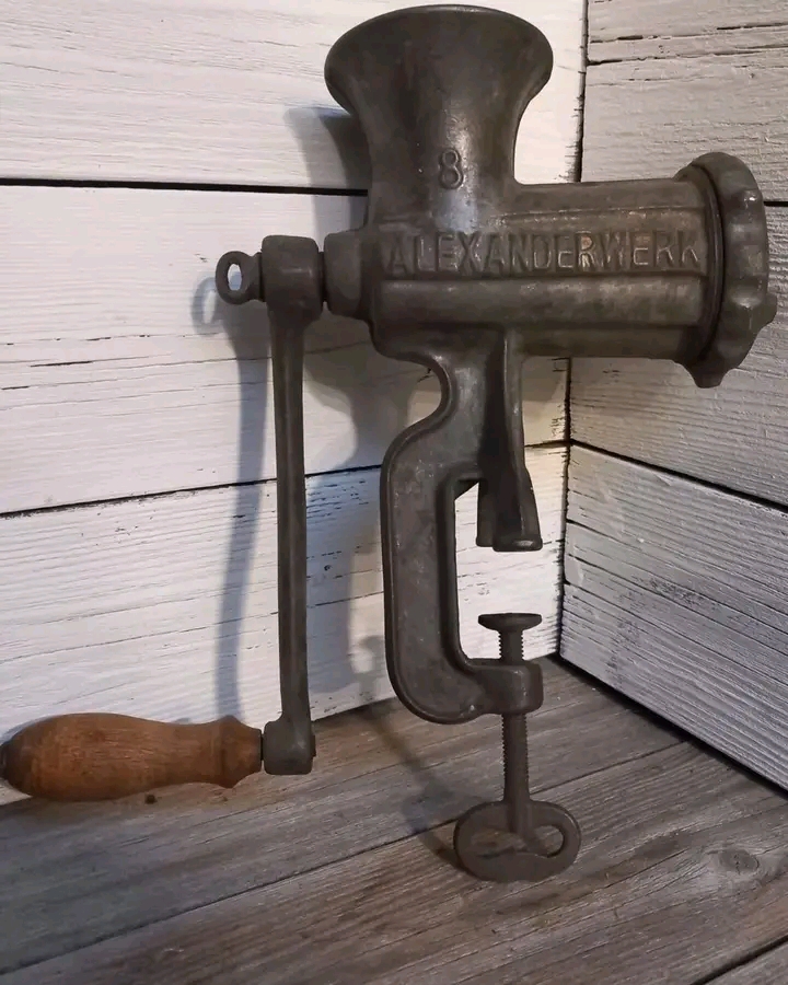 Mistero nella finestra: questo antico oggetto sta lasciando perplessi gli internauti… Riuscite a indovinare di cosa si tratta?