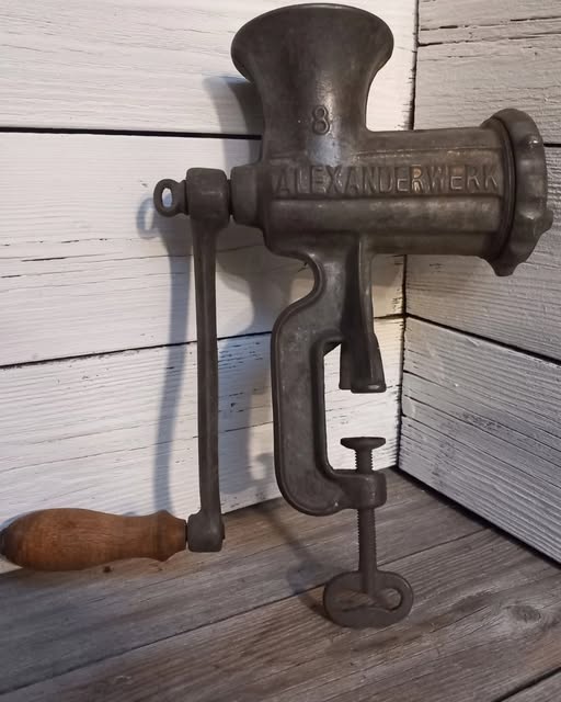 Mistero nella finestra: questo antico oggetto sta lasciando perplessi gli internauti… Riuscite a indovinare di cosa si tratta?