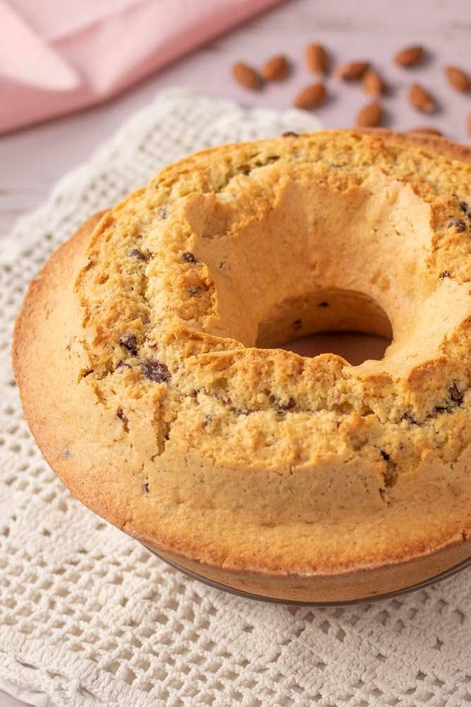 Ciambella alle mandorle e gocce di cioccolato