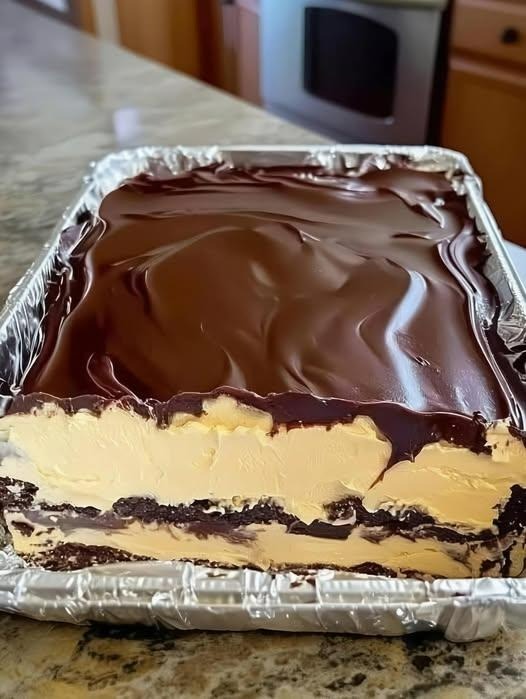 Torta Eclair al cioccolato senza cottura: il dessert ghiacciato con 5 ingredienti che sa di paradiso