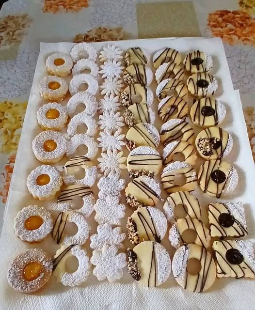 VASSOIO DI BISCOTTINI DI FROLLA RIPIENI