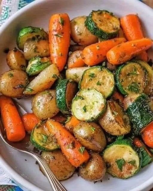 Patate, carote e zucchine arrosto con aglio. Patate, carote e zucchine arrosto con aglio è un piatto semplice e delizioso in cui patate novelle, carote e zucchine vengono saltate in un composto all’aglio e fritte fino a doratura. Un contorno veloce e facile, tenero e saporito.