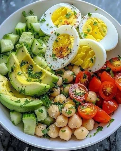 Insalata di Avocado, Uova e Ceci con Limone ed Erbe Fresche